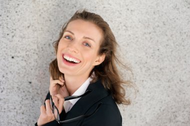 Neşeli iş kadını gözlük ile gülüyor