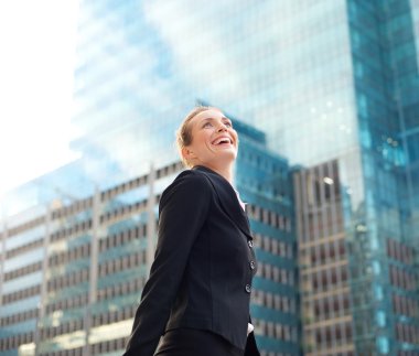 Gülümseyen ve şehirde yürüme çekici kadın