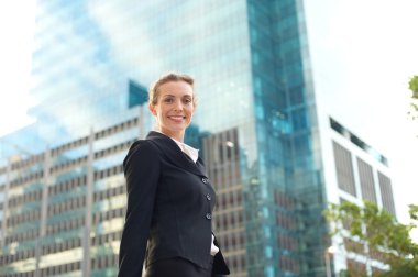 Gülümseyen ve dışında yürüme Modern iş kadını 