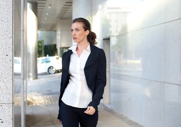 Atractiva mujer de negocios caminando fuera — Foto de Stock