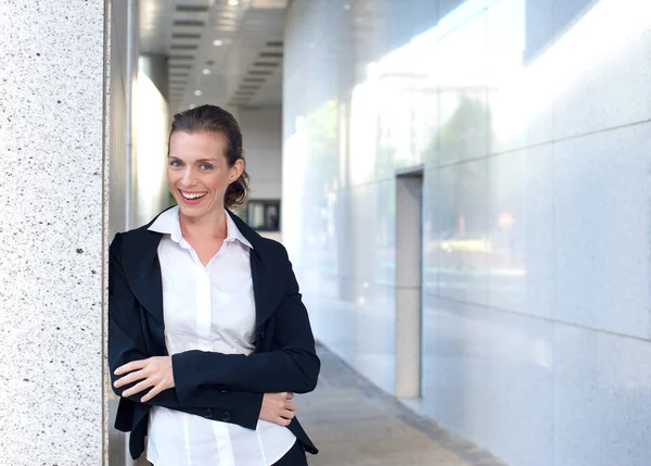Счастливая деловая женщина стоит снаружи — стоковое фото