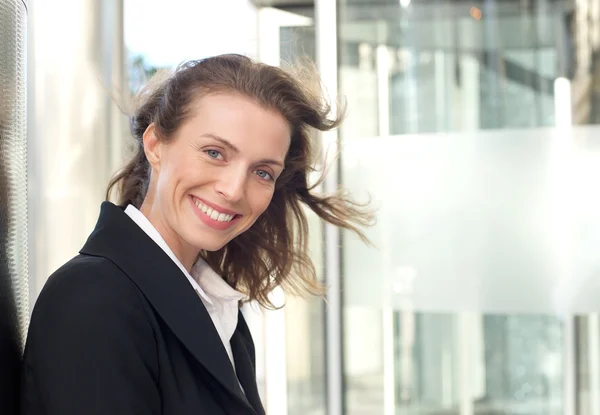 Portret van een vriendelijke zakelijke vrouw die lacht close-up — Stockfoto