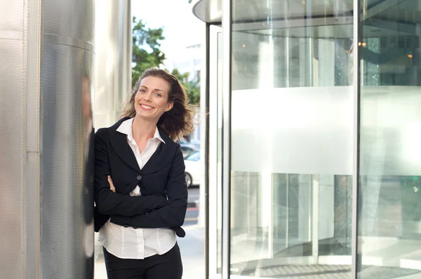 Feliz mujer de negocios sonriente fuera del edificio de oficinas —  Fotos de Stock