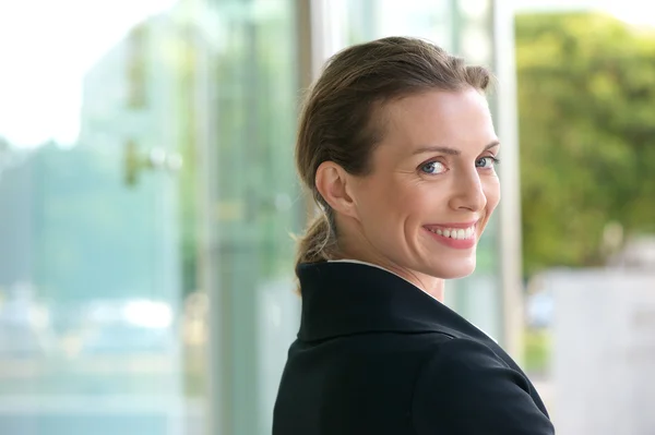 Karrierefrau lächelt draußen — Stockfoto