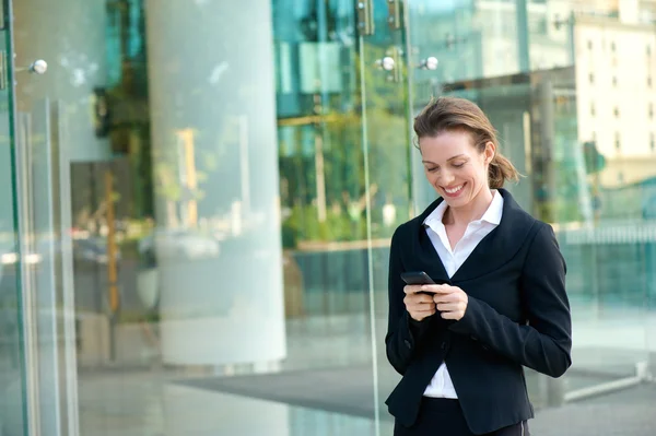 Gelukkig zakenvrouw lezen SMS-bericht op mobiele telefoon — Stockfoto