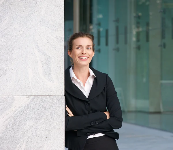 Щаслива бізнес-леді стоїть за межами офісної будівлі — стокове фото