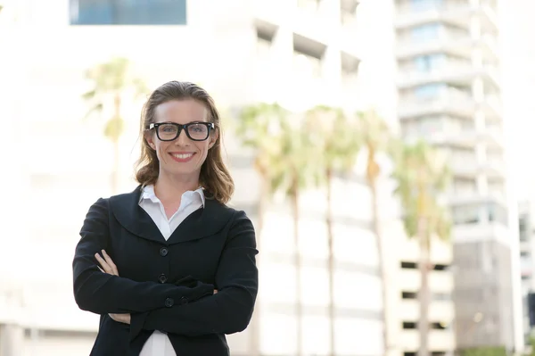 Gelukkig zakelijke vrouw die lacht met glazen — Stockfoto