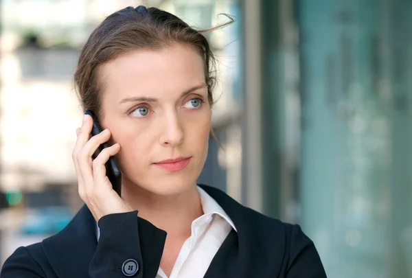 Mulher de negócios bonita ouvindo telefonema no celular — Fotografia de Stock