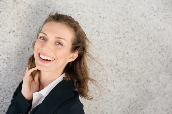 Щаслива бізнес-леді сміється висловлюючи позитивізм — стокове фото