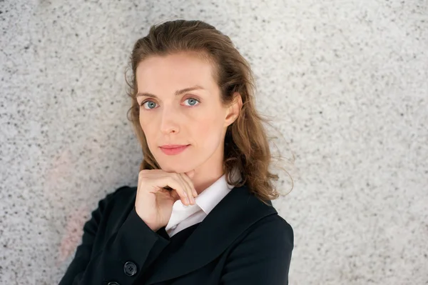 Beautiful business woman posing with hand on chin — Stock Photo, Image