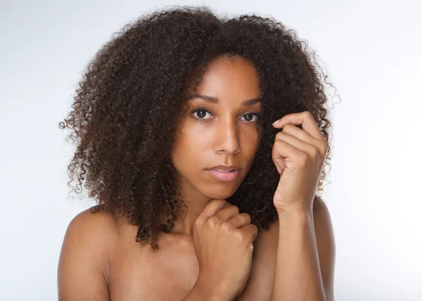 Приваблива афроамериканська молода жінка з кучерявим волоссям — стокове фото
