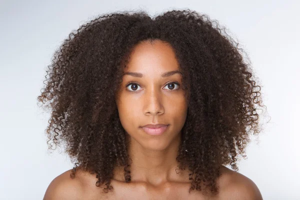 Krásná africká americká mladá žena s kudrnatými vlasy — Stock fotografie