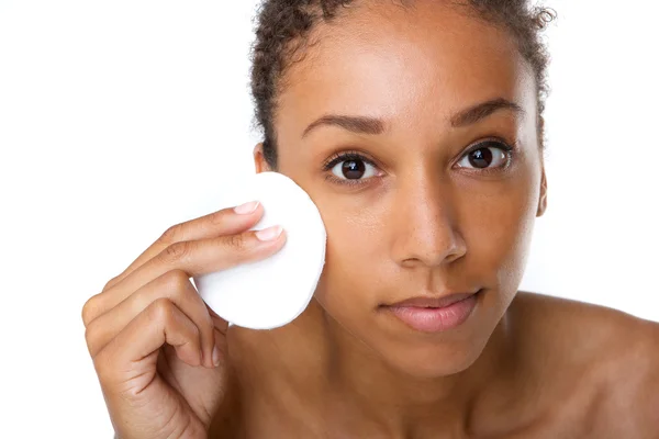 Mujer afroamericana quitando maquillaje con esponja —  Fotos de Stock