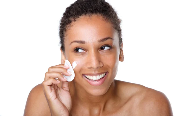 Mulher sorrindo rosto de limpeza com esponja de maquiagem — Fotografia de Stock