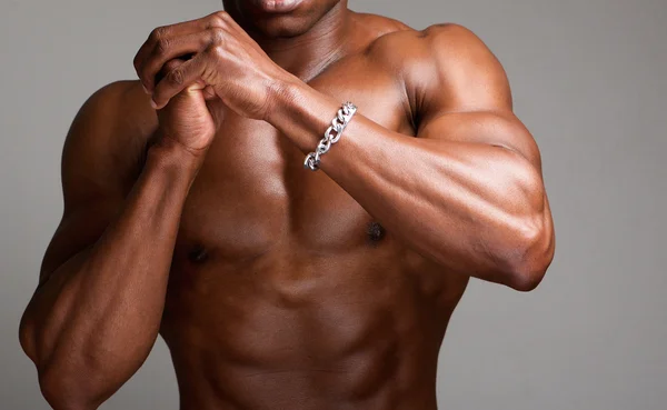 Uomo muscoloso senza maglietta con le mani strette — Foto Stock