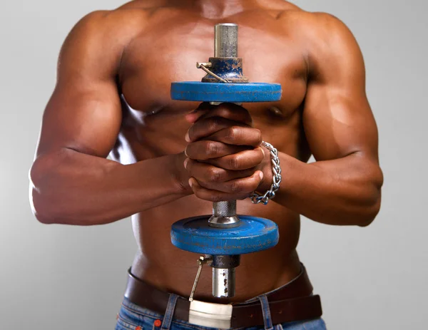 Hombre negro levantando peso gimnasio — Foto de Stock