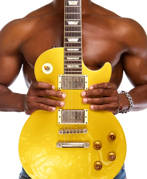 Chico negro sosteniendo una guitarra eléctrica de oro — Foto de Stock