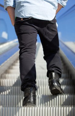 Düşük açılı adam yürüyen ayakta