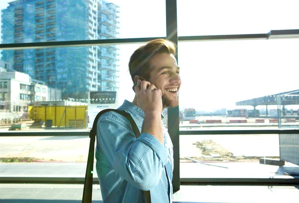 Χαμογελαστός άνθρωπος κοντινή και μιλάμε για κινητό τηλέφωνο στο αεροδρόμιο — Φωτογραφία Αρχείου