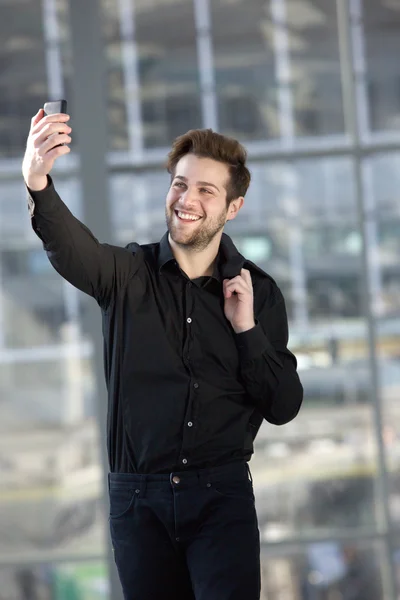 Guapo joven tomando selfie mientras camina — Foto de Stock