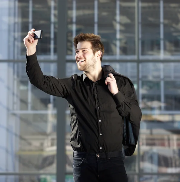 Aantrekkelijke jonge moderne man nemen selfie — Stockfoto