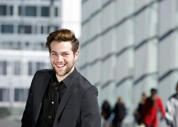 Cara legal sorrindo em preto negócio terno — Fotografia de Stock