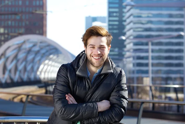 Glücklicher junger Mann steht in der Innenstadt — Stockfoto