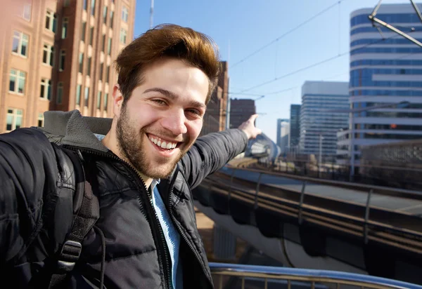 Fiatal ember vesz selfie, a város — Stock Fotó