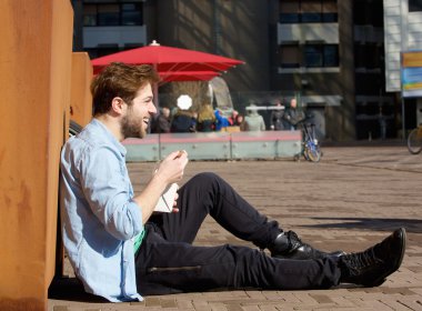 Mutlu adam yemek yiyecek öğle yemeği molası açık havada