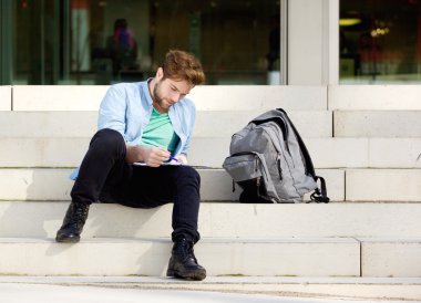 Okuma notları kampüste dışarıda erkek öğrenci