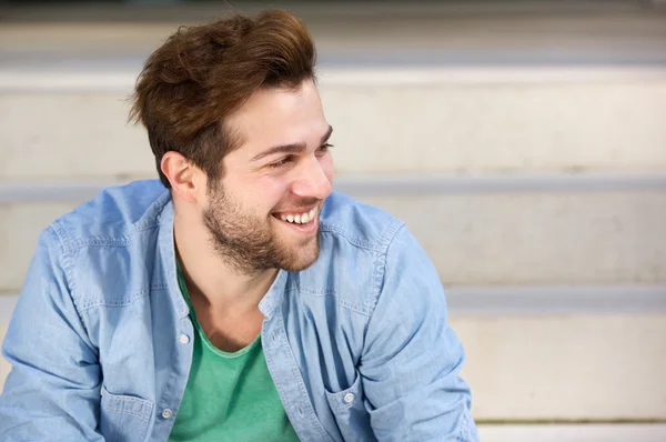 Jeune homme moderne avec barbe souriante — Photo