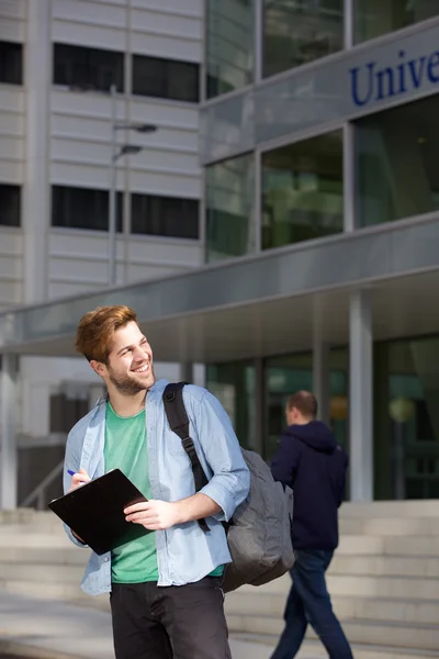 Ευτυχισμένος αρσενικό φοιτητής στέκεται στην πανεπιστημιούπολη — Φωτογραφία Αρχείου