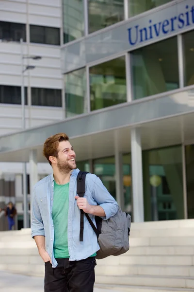 Ευτυχισμένος άνδρας των φοιτητών που στέκεται στην πανεπιστημιούπολη με τσάντα — Φωτογραφία Αρχείου