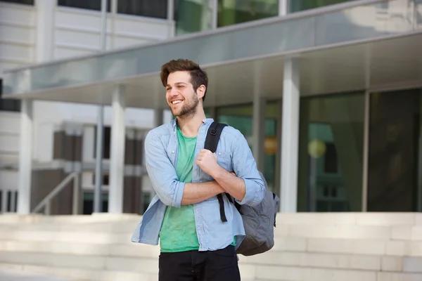 Felice studente di college maschile in piedi fuori con borsa — Foto Stock