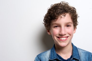 Gülümseyerek mutlu bir çocuk portresi kapatın