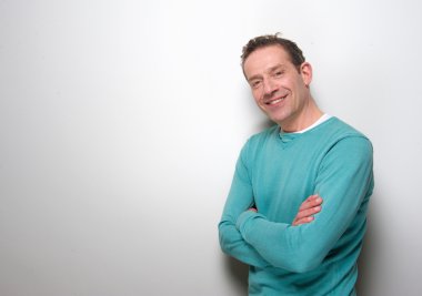 Rahat orta yaşlı adam silah ile gülümseyen geçti