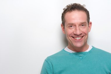 Gülümseyen Modern olgun adam