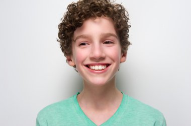 Gülümseyerek mutlu bir çocuk portresi yüz 