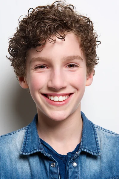 Головний портрет молодого хлопчика, який посміхається — стокове фото