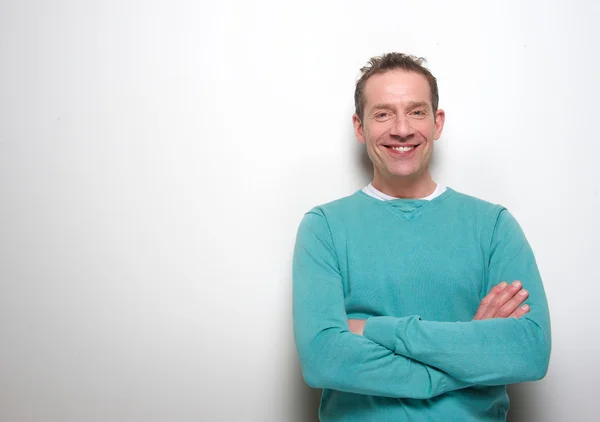 Feliz hombre de mediana edad sonriendo con los brazos cruzados —  Fotos de Stock