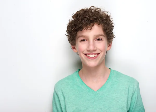 Glad ung pojke med lockigt hår leende — Stockfoto