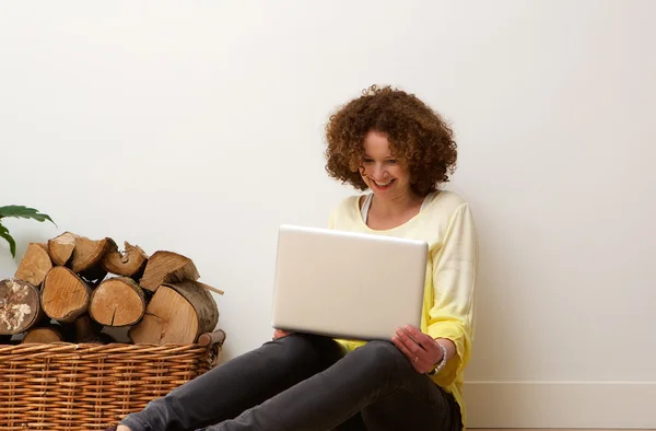 Mujer mayor feliz usando la avena portátil en casa — Foto de Stock