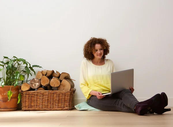 Midden leeftijd vrouw met laptop thuis — Stockfoto