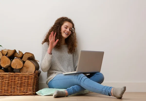 Adolescente chica usando el ordenador portátil y saludando en el chat — Foto de Stock