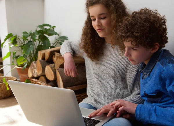 Jongen en meisje met laptop samen — Stockfoto