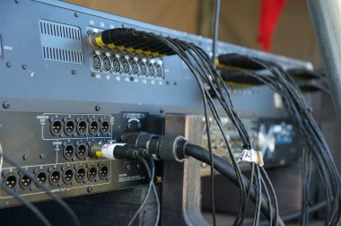Telleri ile elektronik ses karıştırıcı