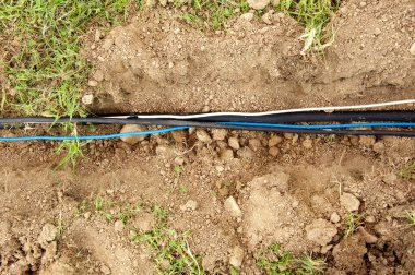 Elektrik telleri ile siper 