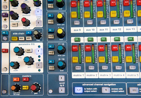 Knoppen en knoppen op stereo audio mixer — Stockfoto