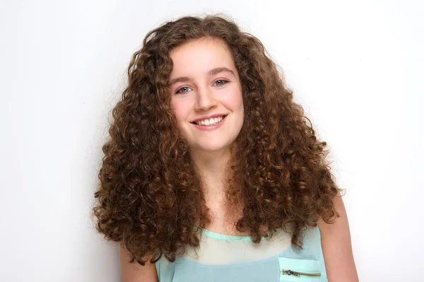 Ler vacker tonårsflicka med lockigt hår — Stockfoto