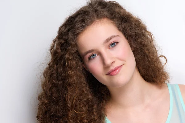 Söt tonåring tjej med lockigt hår leende — Stockfoto